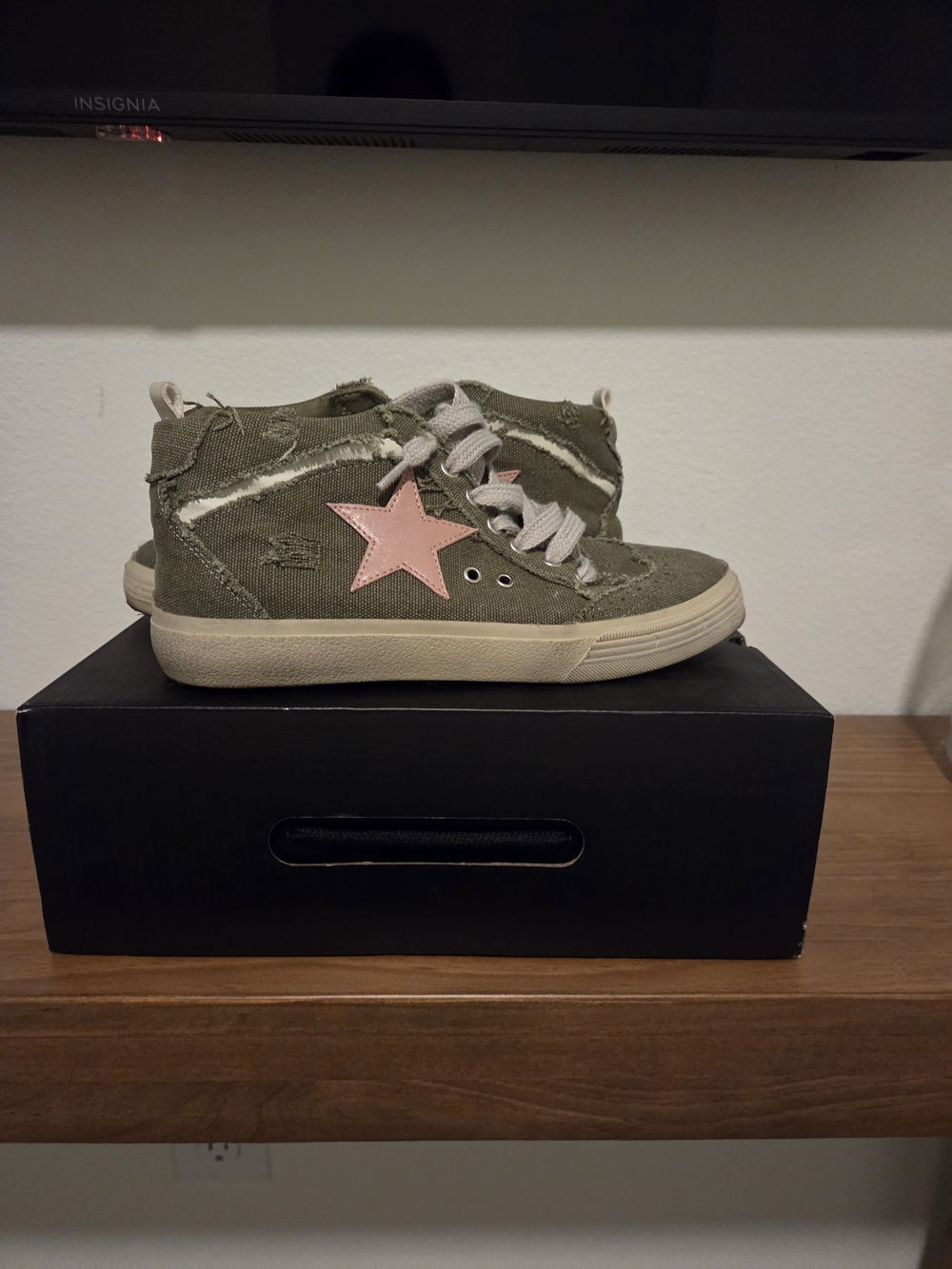 ShuShop Paulina Olive Green High-Top Sneakers with Pink Star - Unbranded